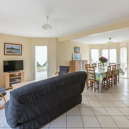 Maison Familiale Avec Jardin Et Terrasse A *